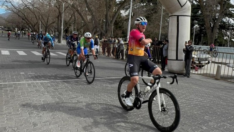 Facundo Ambrossi puso la casaca de Godoy Cruz en lo más alto del podio